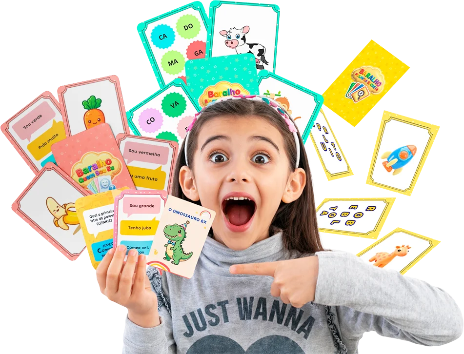 Menina sorrindo segurando as cartas do jogo Baralho das Sílabas