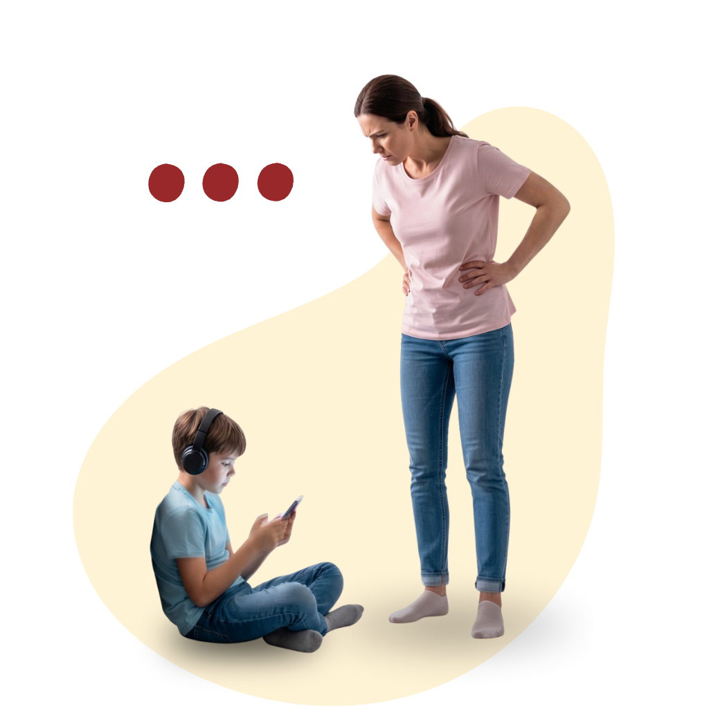 Mãe em pé observando o filho sentado no chão usando fone de ouvido e celular